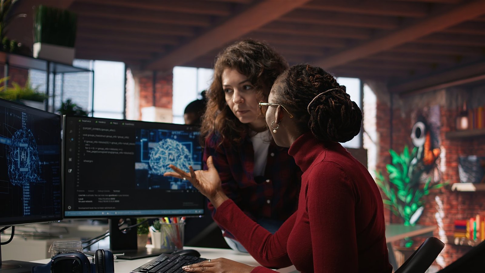 Equipe multidisciplinar colaborando no desenvolvimento de uma plataforma